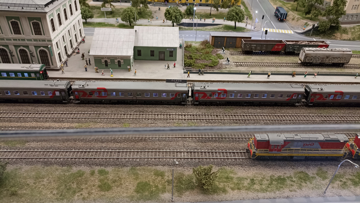 Ширина колеи на железной дороге — 16,5 миллиметра против 1520 миллиметров в реальности