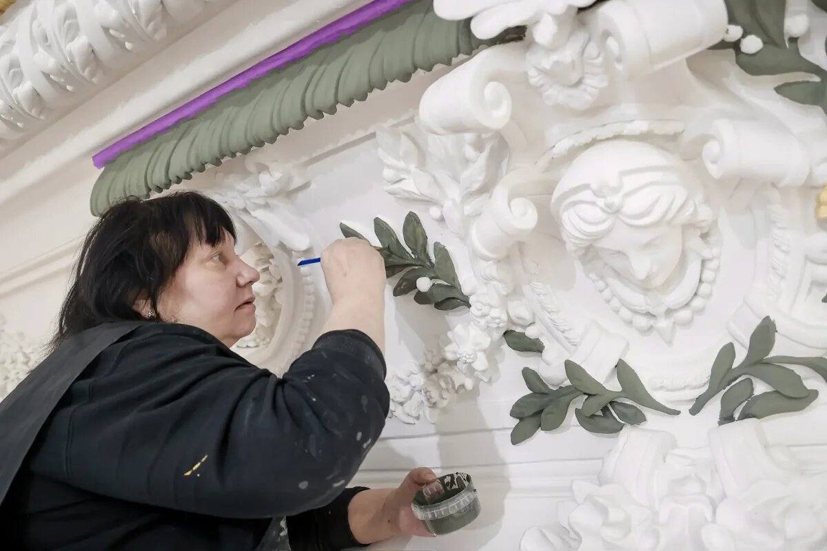    Специалисты восстанавливают не только последствия пожара, но и то, что было утрачено в советские годы