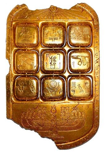 На изображении представлена золотая пластина Акменра (Tablet of Akmenrah) — ключевой артефакт из серии фильмов «Ночь в музее» («Night at the Museum»).