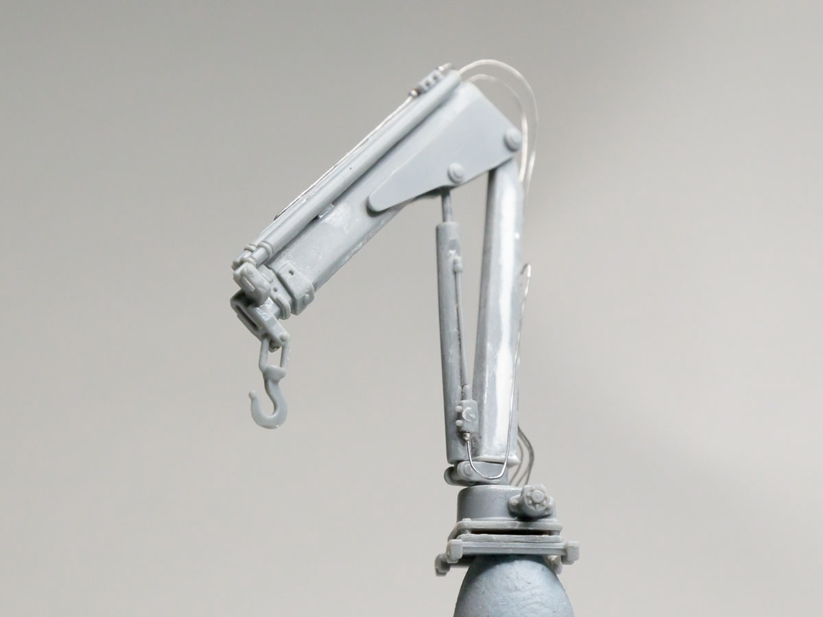 Нежной шпаклевкой закрыты утяжки на стойке крана