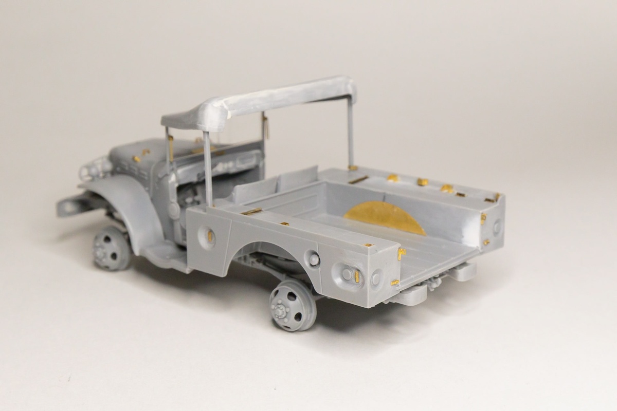 Нежной шпаклевкой выровнены угол кузова Доджа и приборная панель