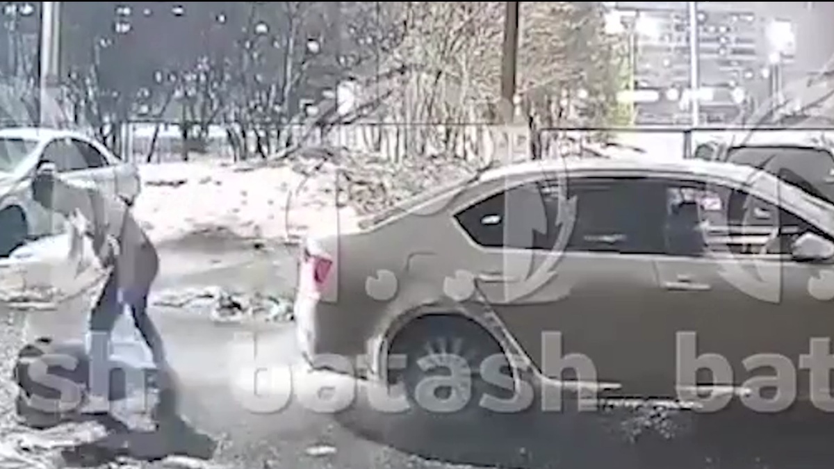    В Уфе водитель намеренно переехал пешехода, а затем жестоко избил