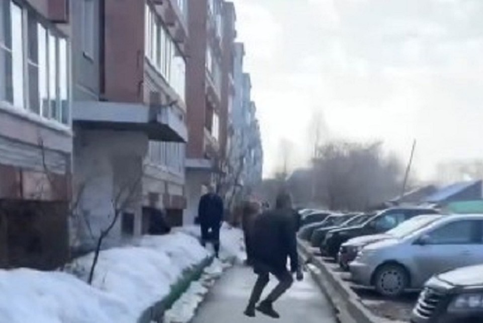    Мужчина прыгал и кричал. Фото: скриншот видео