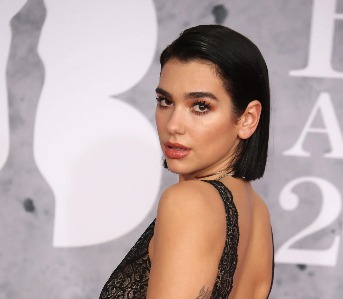 Классическое каре как у певицы Дуа Липы (Источник: Соцсети)