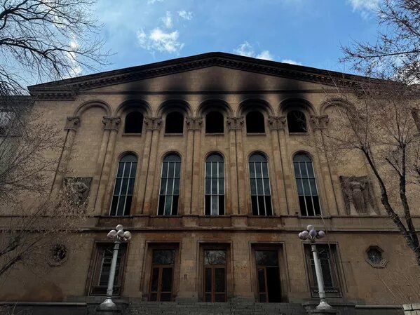 Последствие пожара в здании бывшего Дома культуры завода КанАЗ © Sputnik