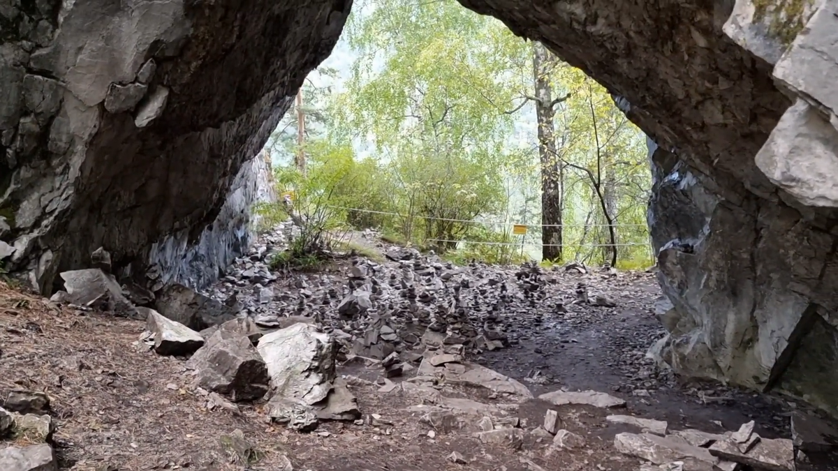 Тавдинский массив славится своими 30 пещерами, некоторые из которых доступны для туристов. В Большую Тавдинскую пещеру легко попасть: там есть лестницы и освещение, поэтому специальное снаряжение не требуется. С верхних уровней открывается потрясающий вид на долину реки Катуни, где можно сделать отличные фотографии.