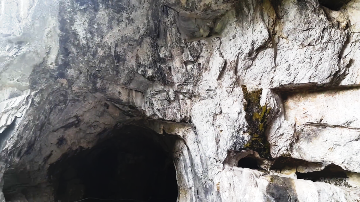 Магия камня и света в сердце Алтая. Тавдинские пещеры — это уникальный памятник природы, где каждый поворот в узких проходах сулит новые открытия. Идеальная локация для тех, кто любит исследовать тайны гор