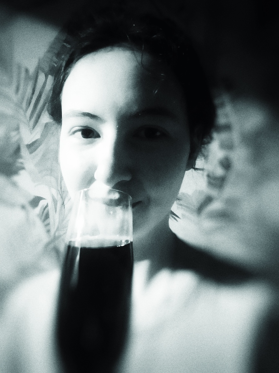 Это я, пью из бокала гранатовый сок❤️‍🔥