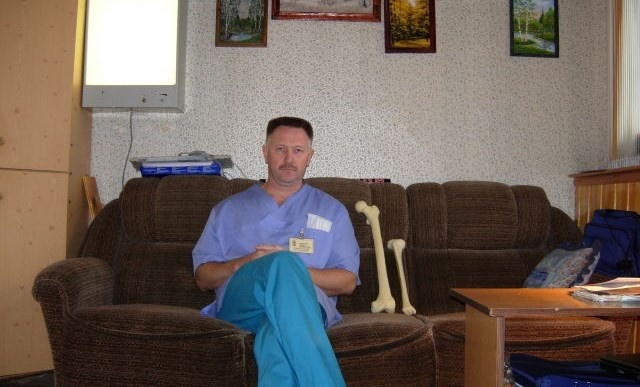 На фото: Рашид Исмагилович Шакуров в ординаторской отделения травматологии ГБ №3