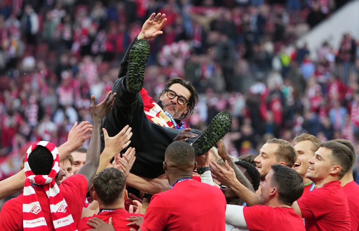     Футболисты «Спартака» качают на руках Паоло Ваноли после победы в финале Кубка России / РИА Новости / Александр Вильф