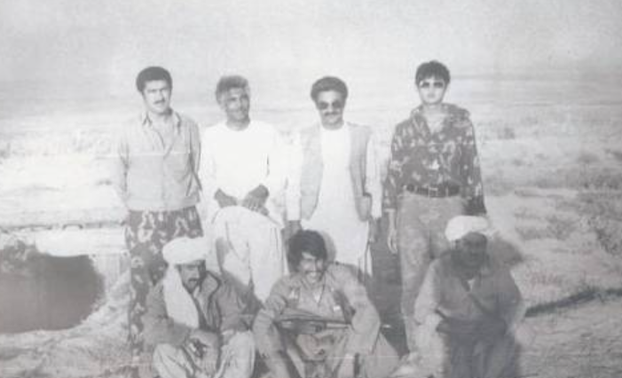 Советские офицеры разведотдела пограничного отряда с представителями афганских вооруженных формирований