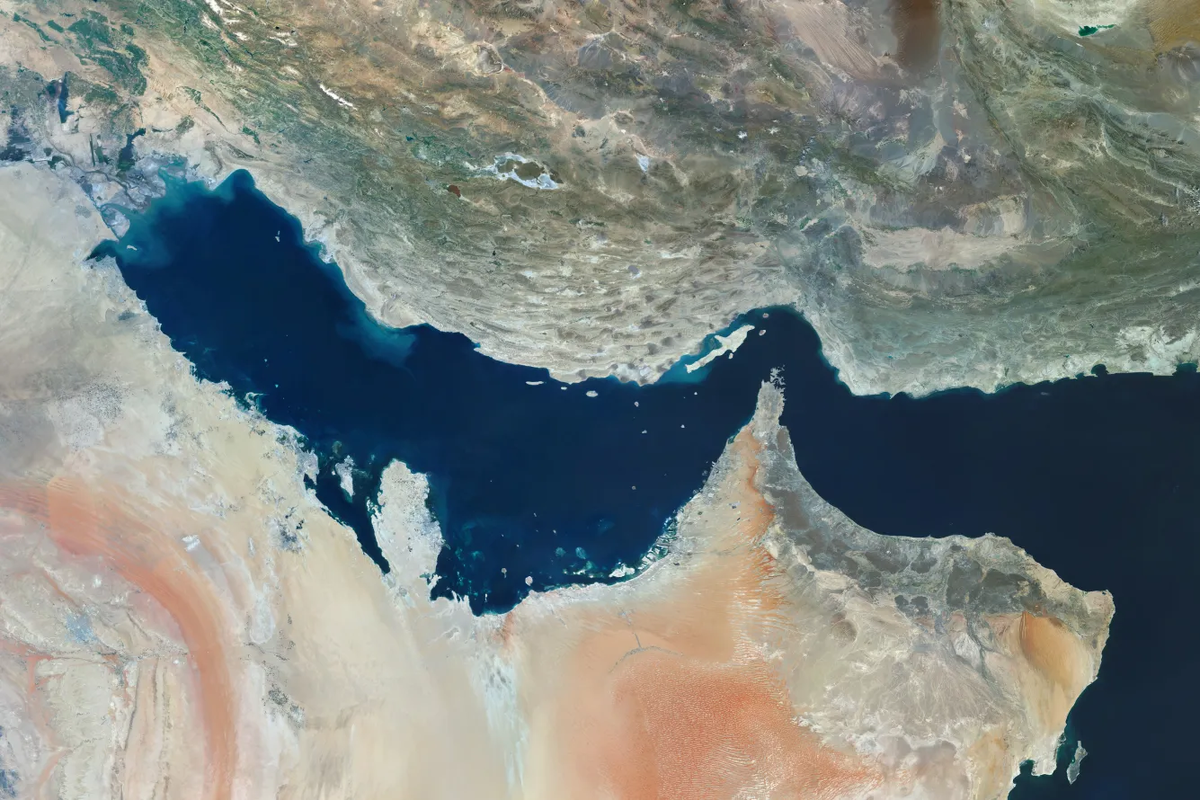 Спутниковый снимок Персидского залива, соединенного с Оманским заливом Ормузским проливом; 2025 год