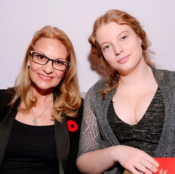    Мария Будрина рядом со своей звёздной бабушкой Светланой Тома.