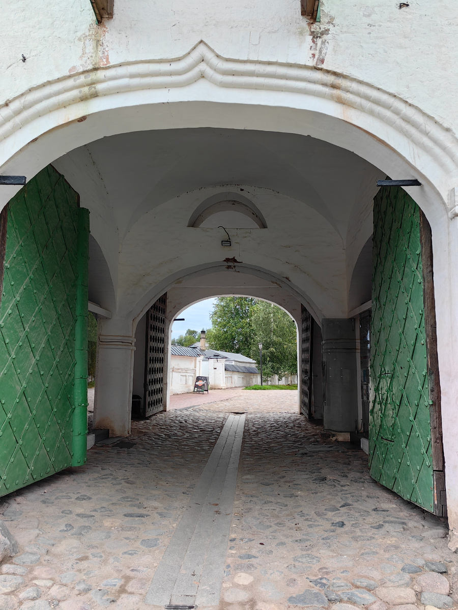 Вход в монастырь.