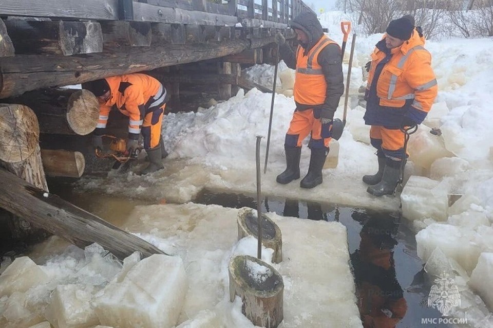    На Урале активно ведут противопаводковые работы. Фото: ГУ МЧС по Свердловской области