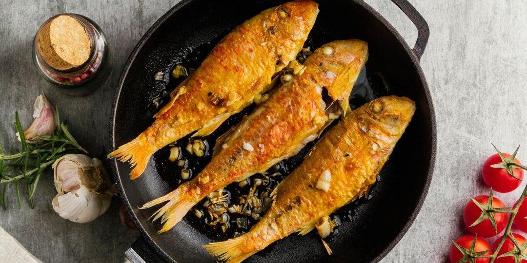 Зачем перед жаркой натирать рыбу сахаром: этот трюк вас удивит