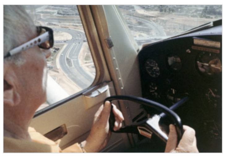 Виктор Франкл за штурвалом самолета. Сан-Диего, Калифорния. Фотография. 1971 год.