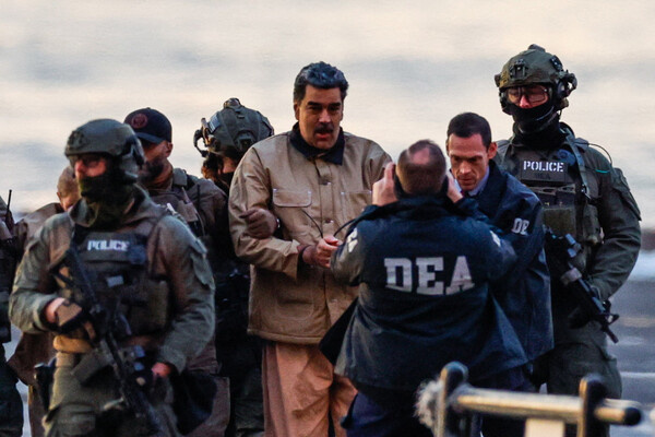 Сотрудники правоохранительных органов выводят задержанного президента Венесуэлы Николаса Мадуро из вертолета перед доставкой в федеральный суд Манхэттена, Нью-Йорк, 5 января 2026 года / Eduardo Munoz/Reuters   📷