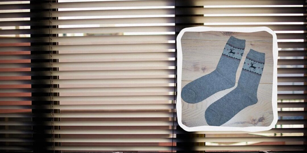 Элементарный способ отмыть жалюзи от пыли и жира, не снимая: нужен только старый носок