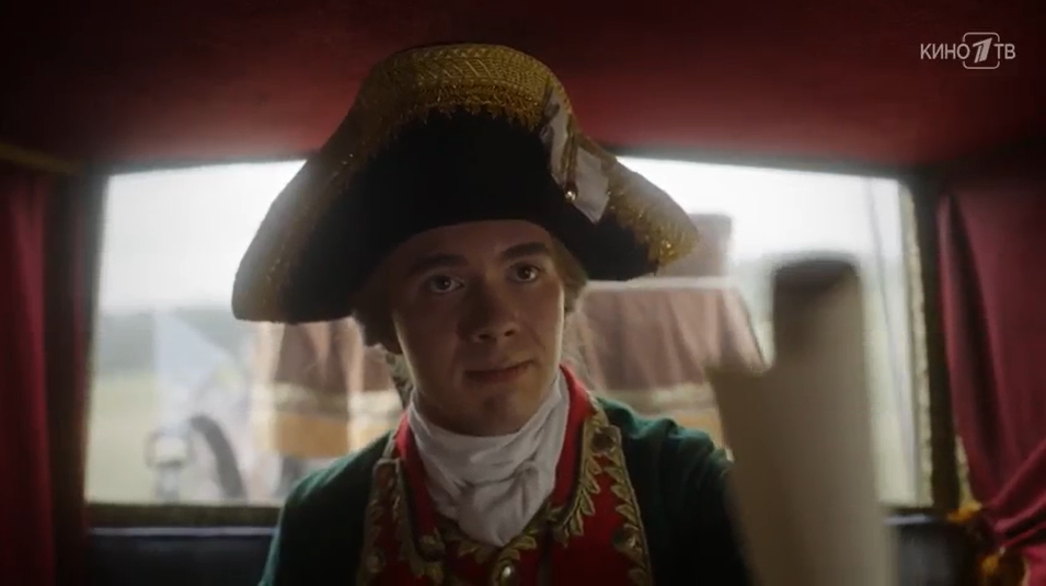 Павел предъявляет требование Екатерине с оружием в  руках: Подписывайте (отречение от престола) Кадр из 5 серии