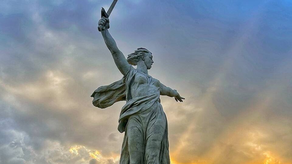 🇷🇺 Монумент "Родина-мать зовет" расположен в Волгограде и является одной из самых крупных статуй в мире