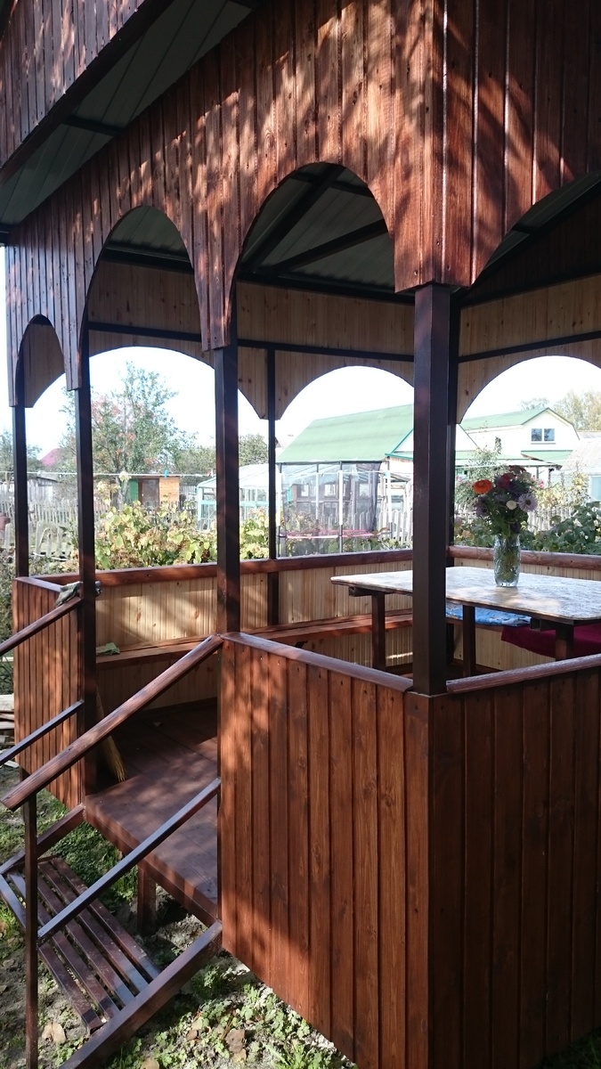 Беседка всегда готова принять друзей.