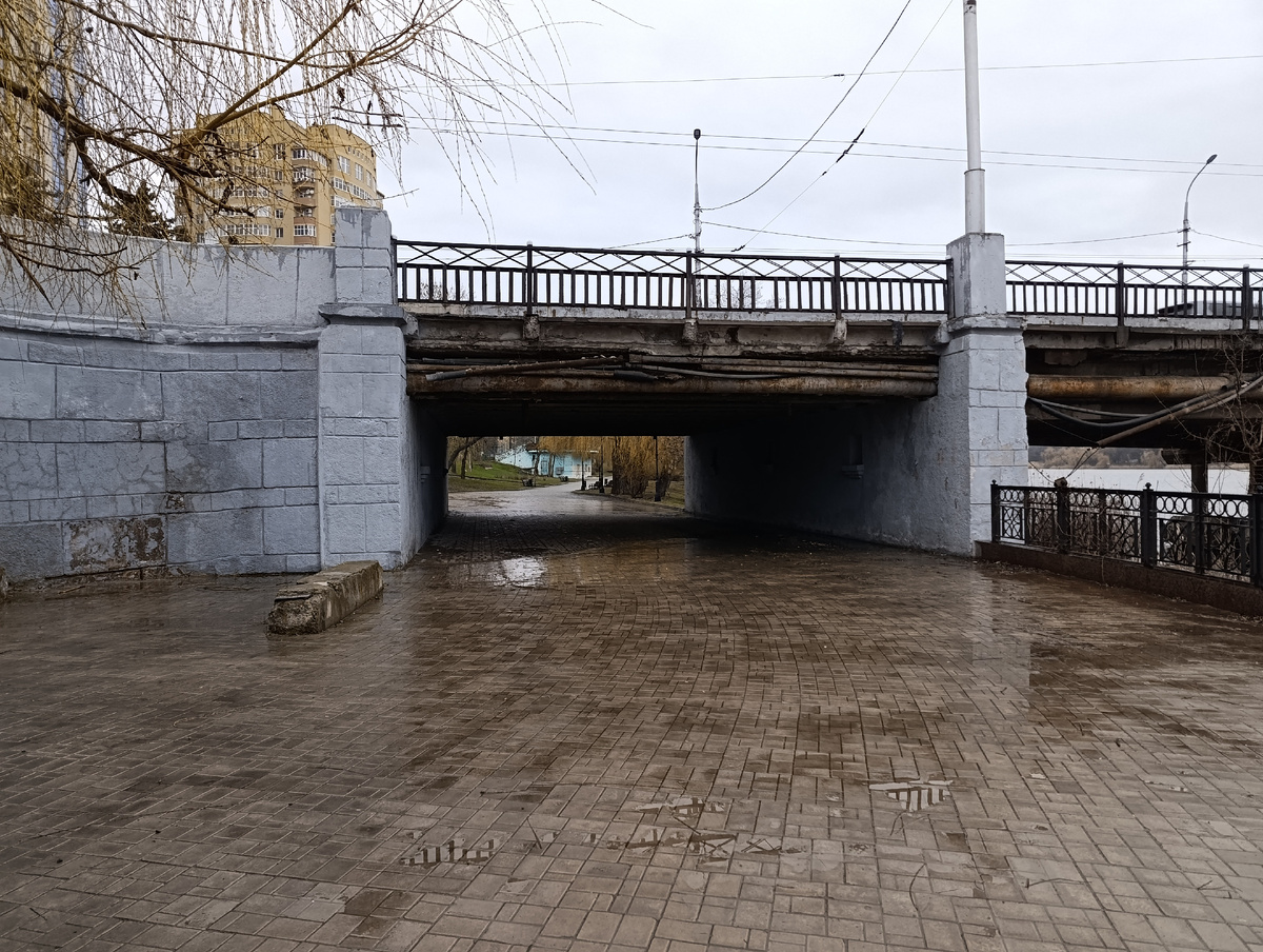 Набережная Кальмиуса. Пешеходная тропинка под мостом через Кальмиус по бульвару Шевченко.