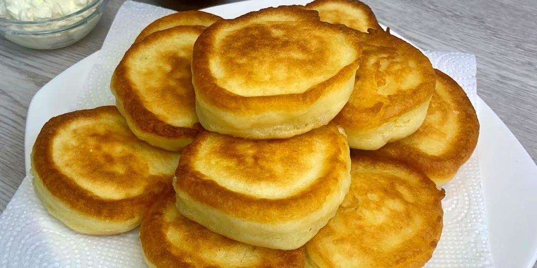 Как испечь оладьи на кефире, чтобы не опадали. Лайфхак, которые не знают 90% хозяек