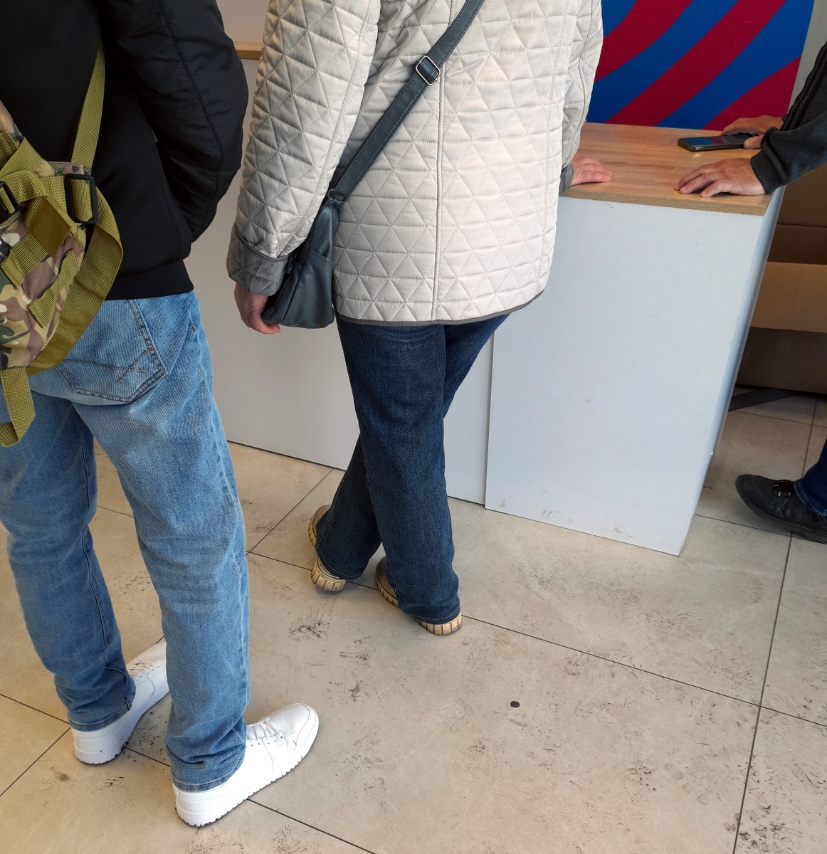 На пункте выдачи не так все радужно - в смысле "легкой работы". Еще и полы успевай вытирать после некоторых несознательных граждан 