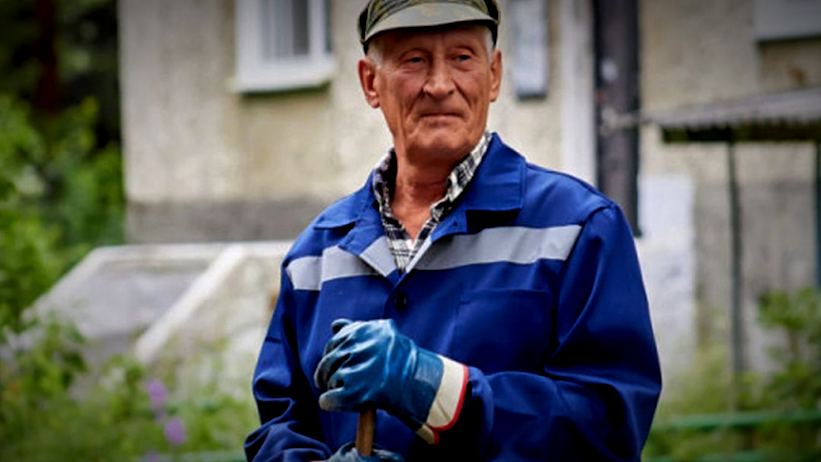 Человек во дворе