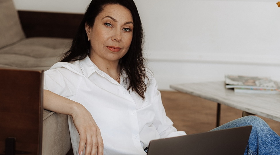 От «тихого наблюдателя» до «центра внимания»: речевые и поведенческие стратегии для гибридных встреч