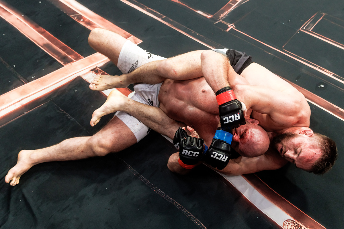     Владислав Ковалев душит Александра Шлеменко