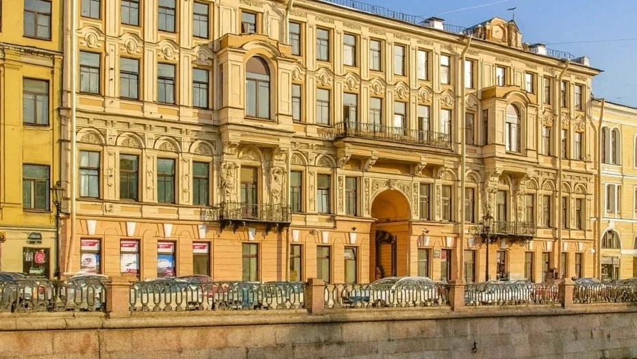    Здание бывшего пассажа Ратькова-Рожнова на набережной канала Грибоедова, 24 Автор фото: t.me/Piotrovsky