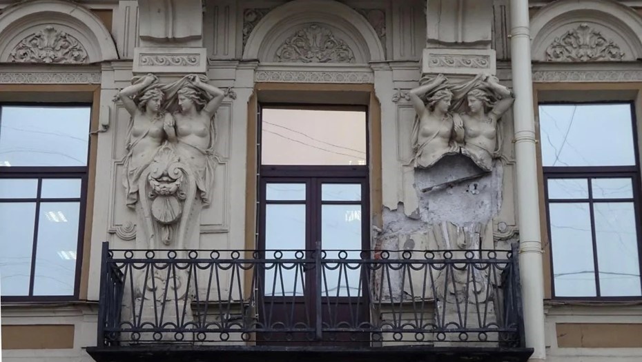    Здание бывшего пассажа Ратькова-Рожнова на набережной канала Грибоедова, 24 (до реставрации) Автор фото: t.me/Piotrovsky