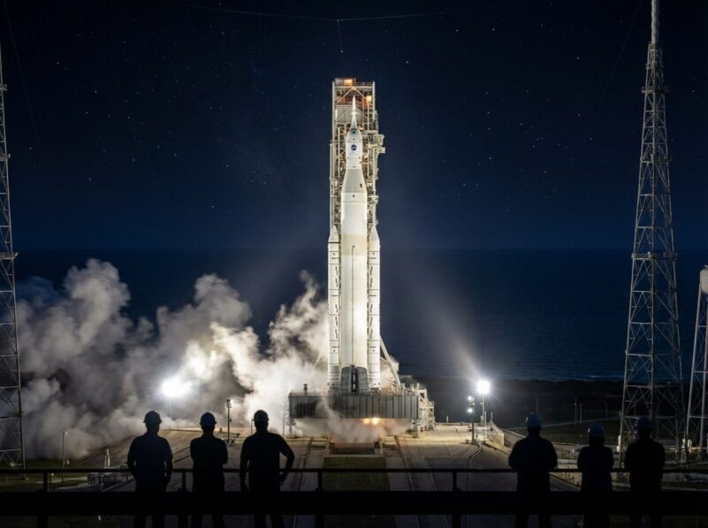    Мощная ракета «Артемида-2» на стартовом комплексе 39B космодрома Кеннеди, готовая к историческому полёту вокруг Луны.