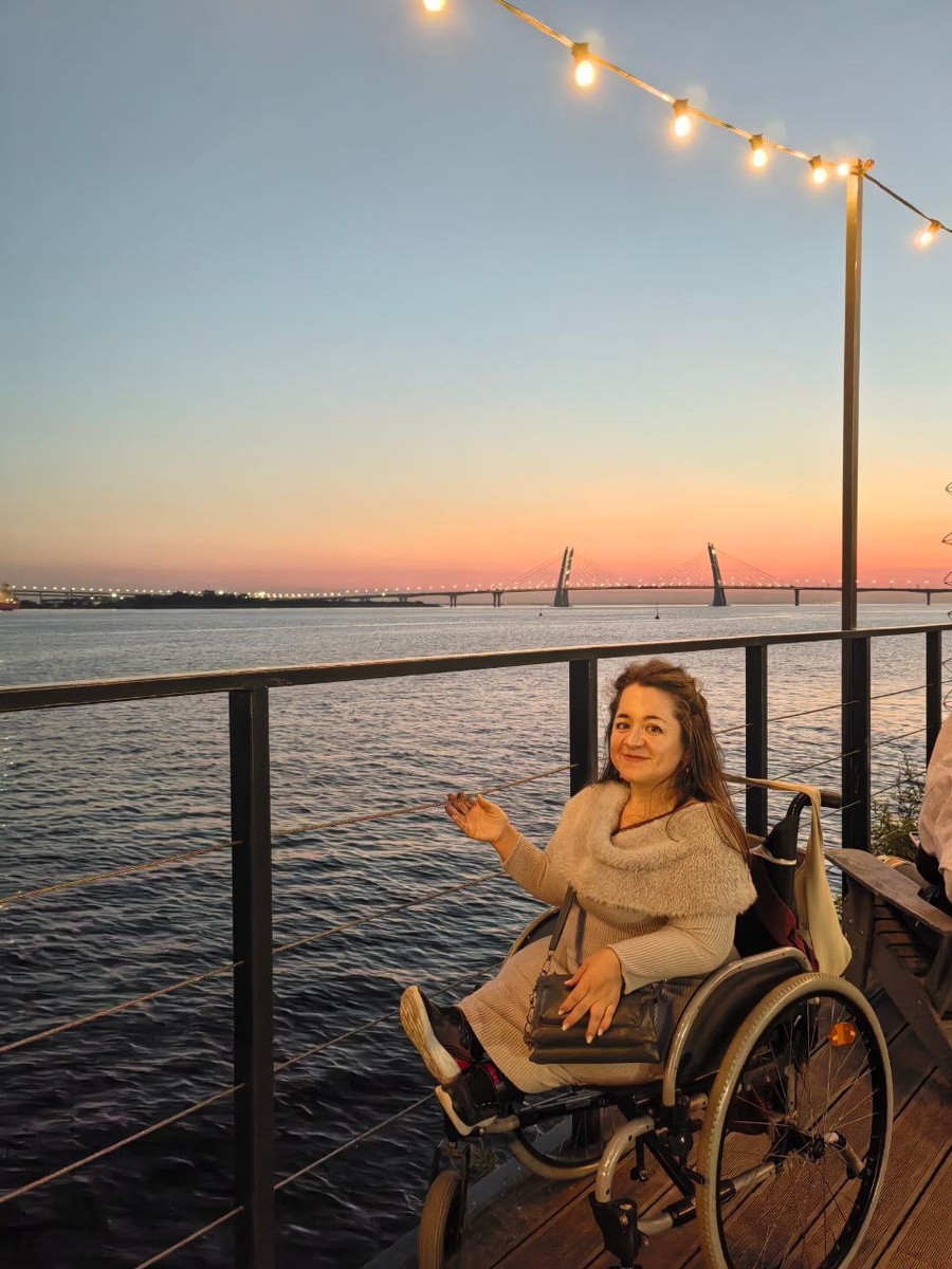 Петербург. Город, в который я переехала одна. Сама. С коляской. Глядя на это фото, сложно поверить, что периодически я чувствую себя никем. А ведь это я. На своем месте. В своем городе.