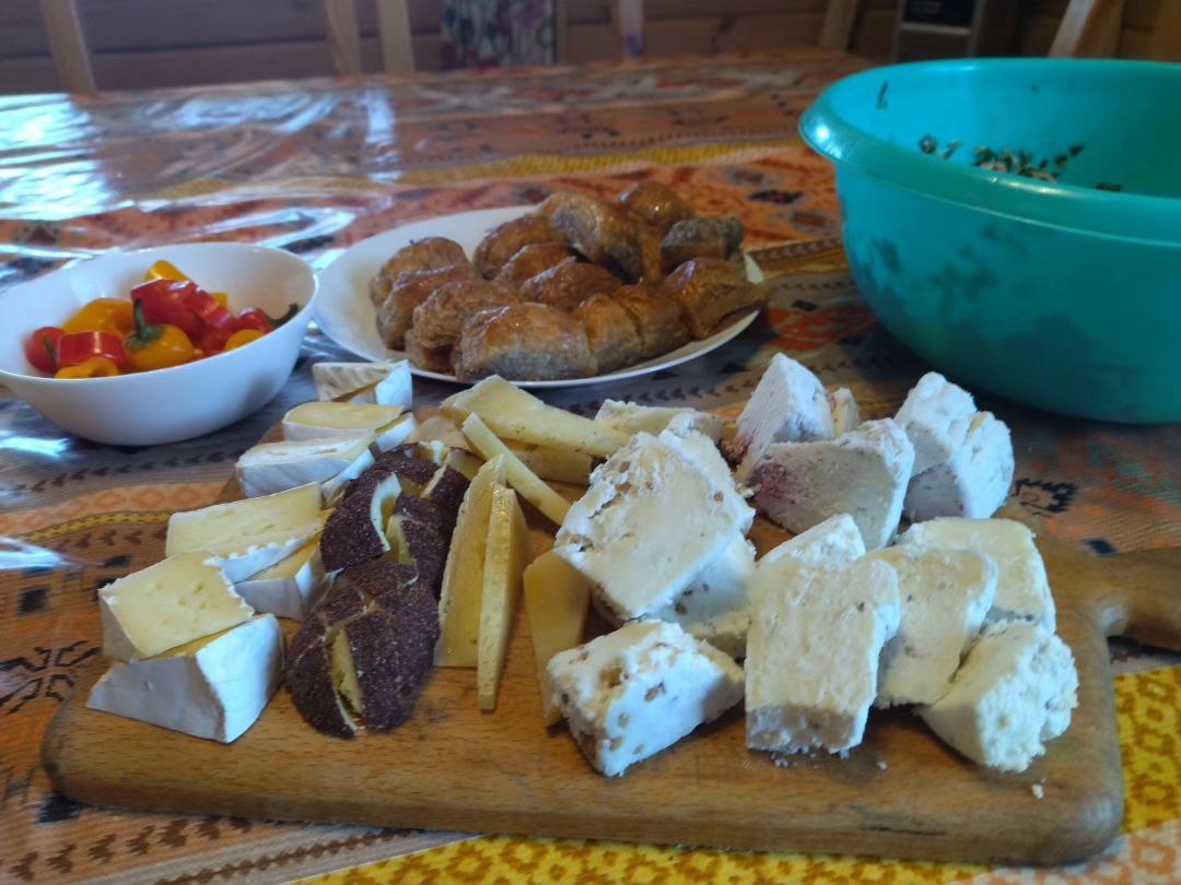 Сыры, баклава, перцы и салат