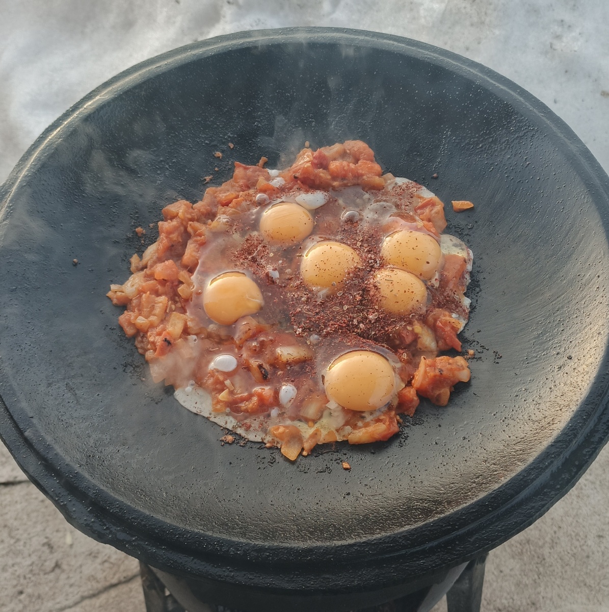 Садж — это традиционная восточная сковорода с вогнутой формой, предназначенная для приготовления блюд на открытом огне.