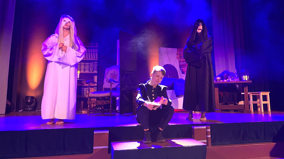 Сцена из спектакля "Ангелочек"