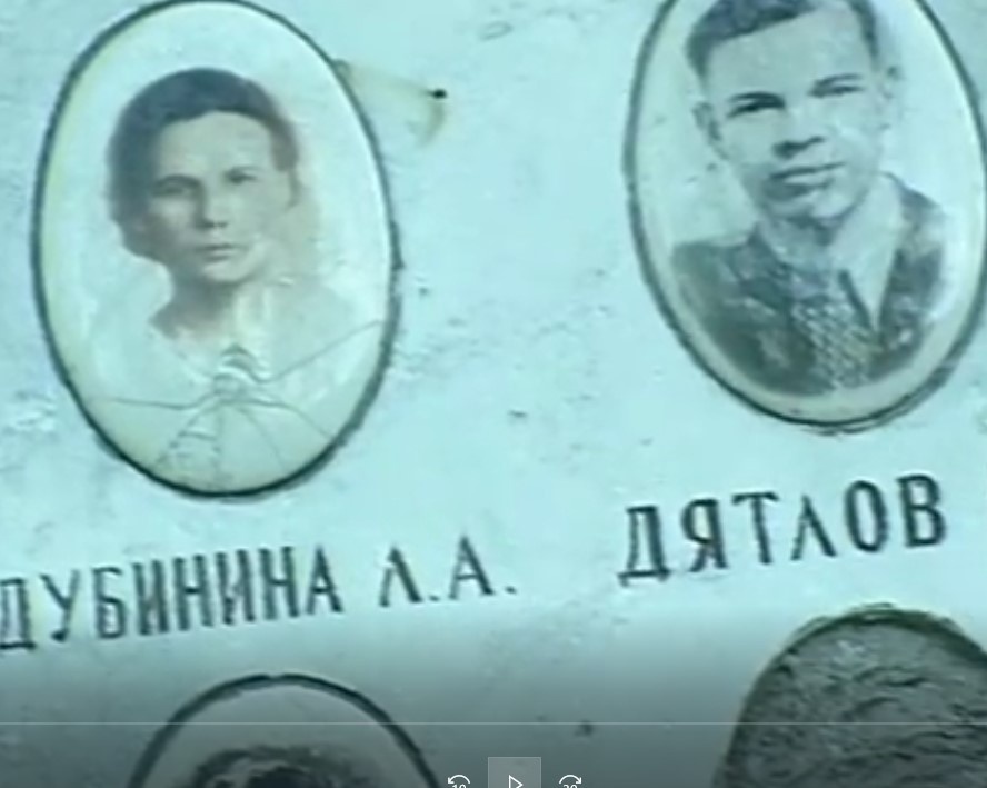 Фотографии разбиты, кругом осколки бутылок.