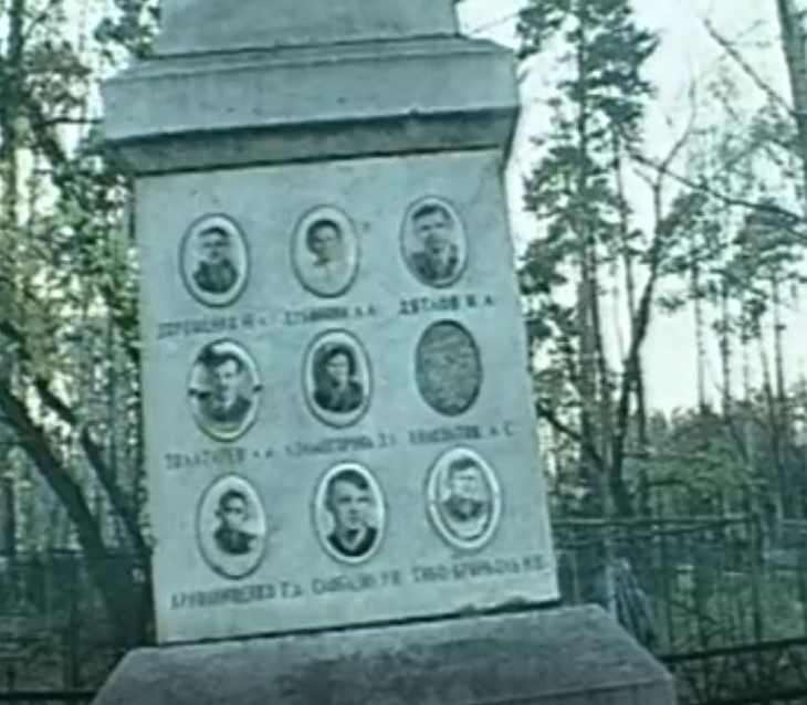 Мемориал группы Дятлова на Михайловском кладбище в начале 90-х.