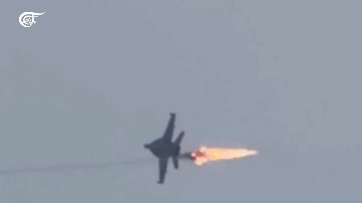 Кадры применения иранской ракеты по истрибителю F-18