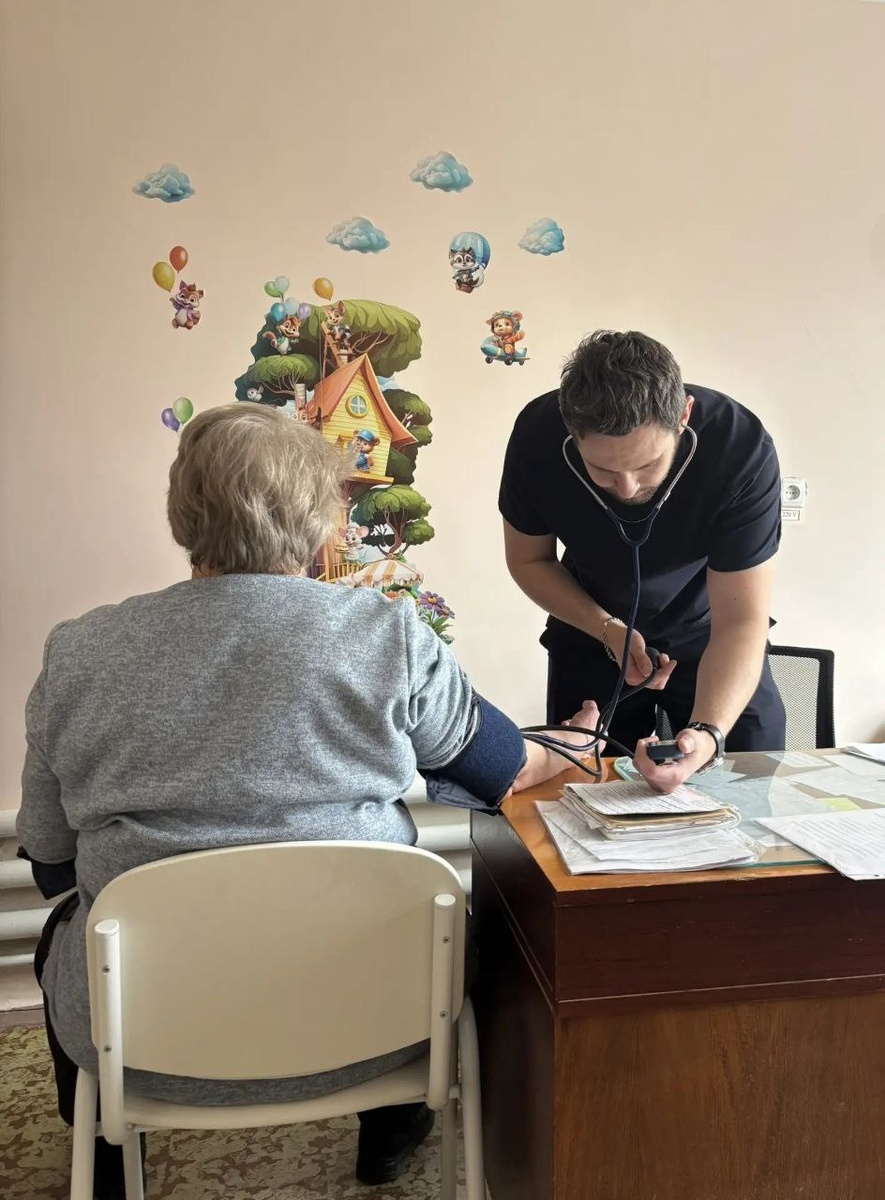 У Маши заболел дедушка и ей пришлось забыть на время о своих проблемах и сосредоточиться на его здоровье. 