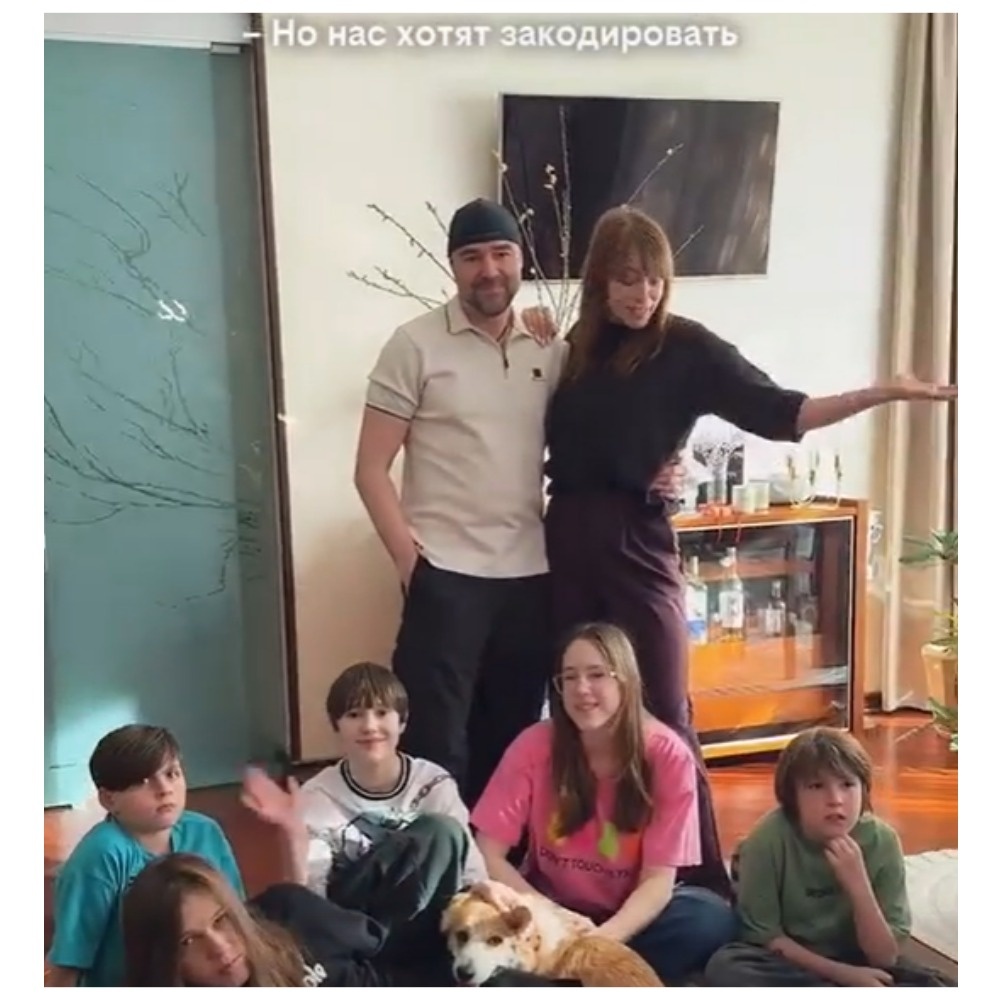 От чего их хотят закодировать, я что-то не поняла. А Полина подписала ролик, что останавливаться они не собираются
