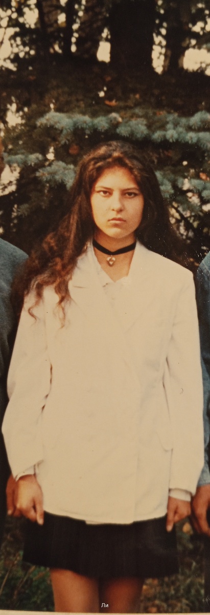 Я в одиннадцатом классе. Сразу видно, баба Яга в юности - лохматая, убийственный взгляд!