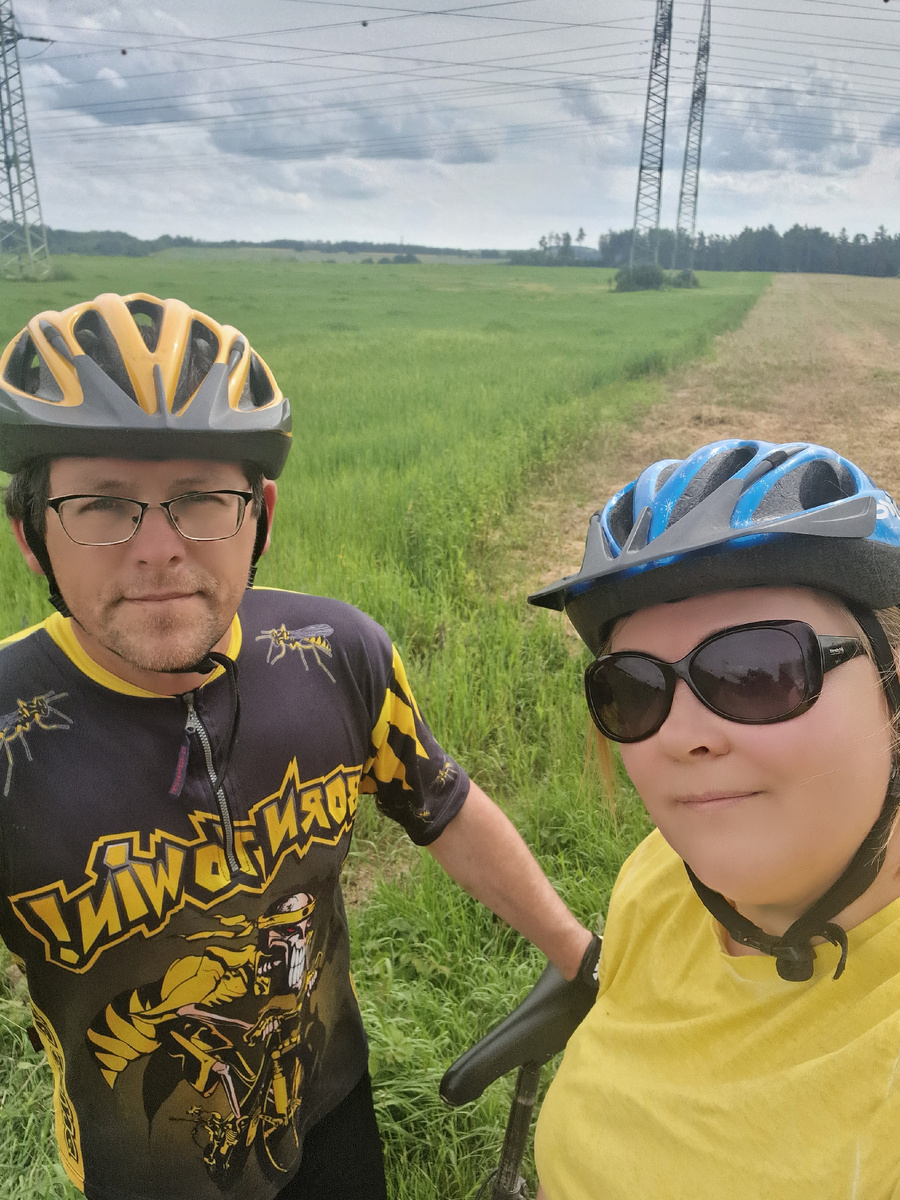 это мы с мужем на нормальных велосипедах)