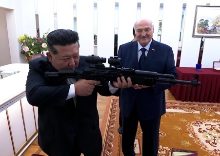    Лукашенко вручил Ким Чен Ыну автомат «на случай врагов»