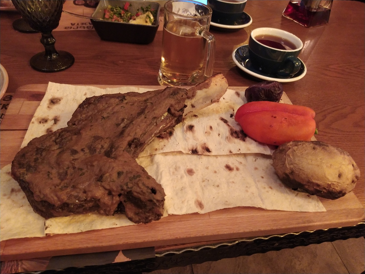 Стейк "Армянский томагавк" в ресторане "Кавказская пленница" за 17000 драмов (3700 рублей)