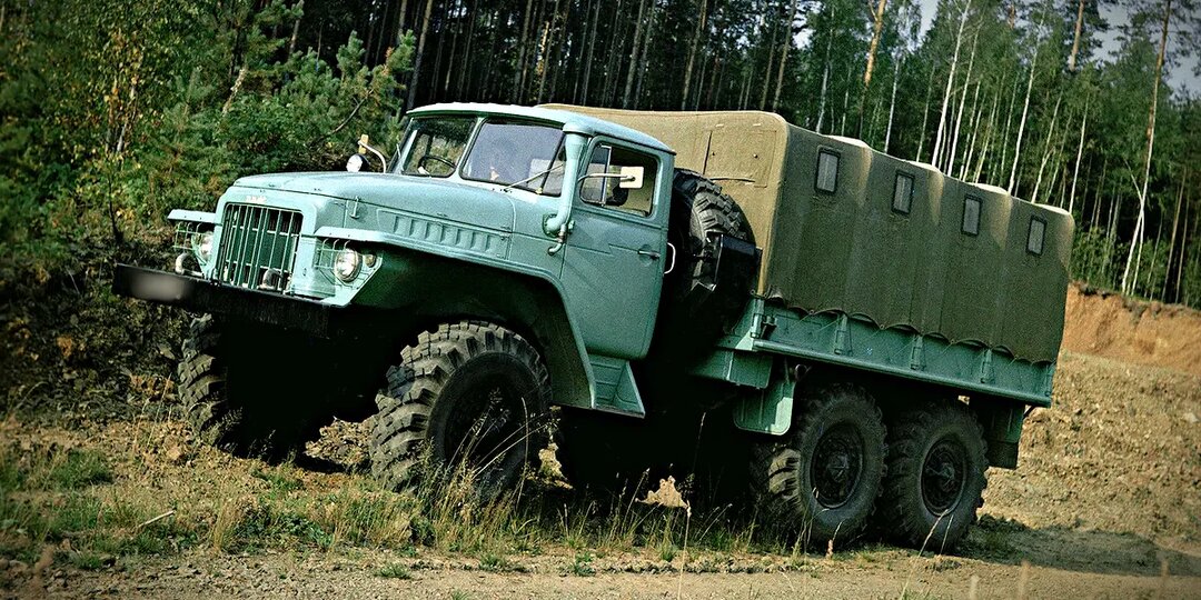 Урал-375 не вытаскивал даже танк Т-72: почему советский вездеход застревал там, где проезжал ГАЗ-66