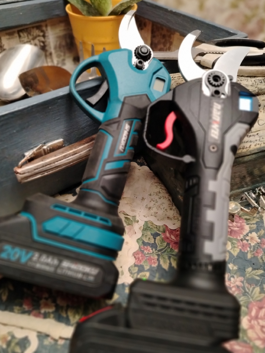 Новенькие грознощелкатели. Я их побаиваюсь слегка. Потому что так и тянет палец между челюстей заложить. Атавизм! 